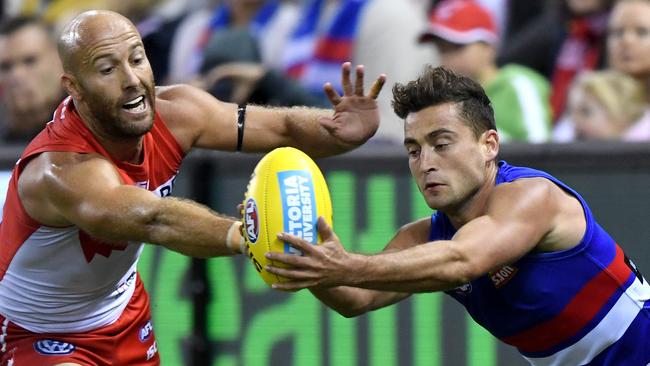 Jarrad McVeightries to stop Bulldog Luke Dahlhaus. Pic: AAP