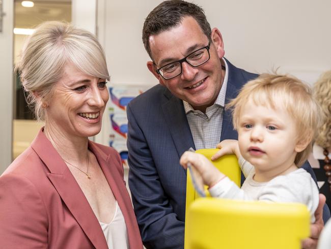 Premier Daniel Andrews and wife Catherine Andrews meet Cody Davis at Monash Children's Hospital in Clayton, Melbourne, Monday, November 12, 2018. (AAP Image/Daniel Pockett) NO ARCHIVING