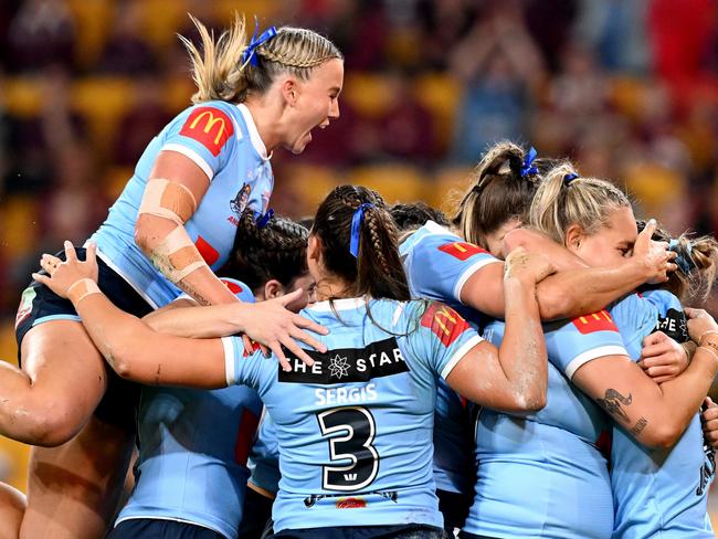 BRISBANE, AUSTRALIA - MAY 16: Emma Tonegato of New South Wales  celebrates with team mates after scoring a try during game one of the 2024 Women's State of Origin series between Queensland and New South Wales at Suncorp Stadium on May 16, 2024 in Brisbane, Australia. (Photo by Bradley Kanaris/Getty Images)