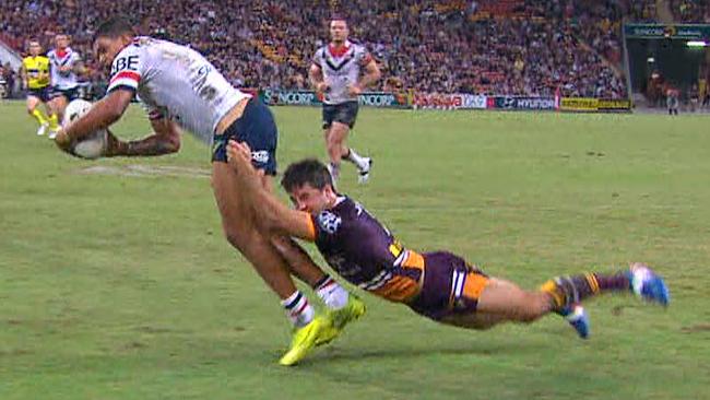 Ben Hunt makes a tackle on Latrell Mitchell.