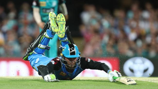 BRISBANE, AUSTRALIA - DECEMBER 19: Alex Carey of the Strikers dives during the Big Bash League match between the Brisbane Heat and the Adelaide Strikers at The Gabba on December 19, 2018 in Brisbane, Australia. (Photo by Chris Hyde/Getty Images)