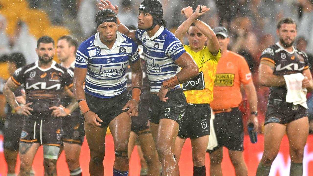 Sitili Tupouniua of the Bulldogs is sin binned (Photo by Albert Perez/Getty Images)