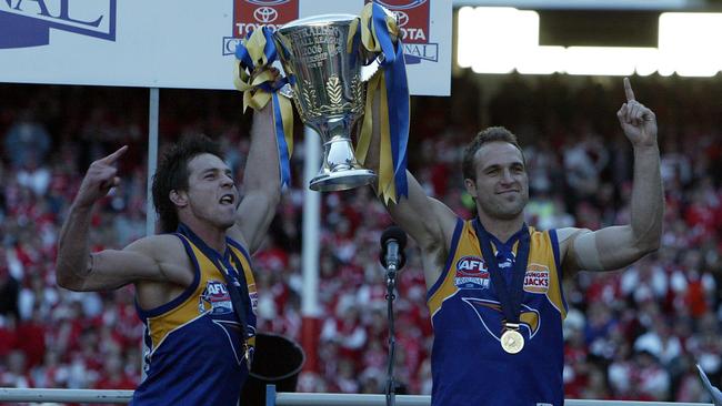 Ben Cousins and Chris Judd hold up the 2006 premiership cup.
