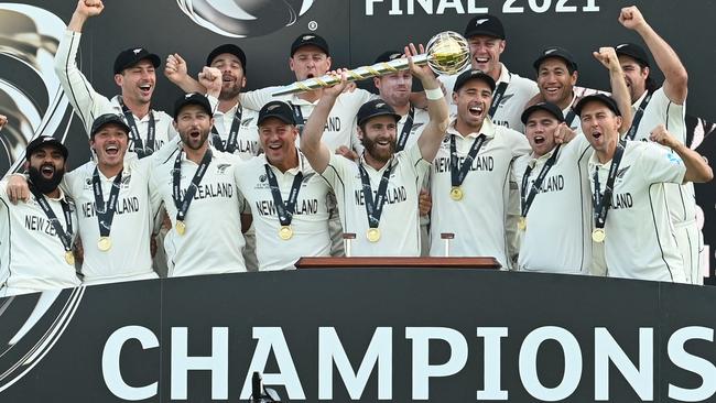 New Zealand's captain Kane Williamson (C) lifts the winner's Mace as New Zealand players celebrate victory on the final day of the ICC World Test Championship Final between New Zealand and India at the Ageas Bowl in Southampton, southwest England on June 23, 2021. – New Zealand beat India by 8 wickets. (Photo by Glyn KIRK / AFP) / RESTRICTED TO EDITORIAL USE