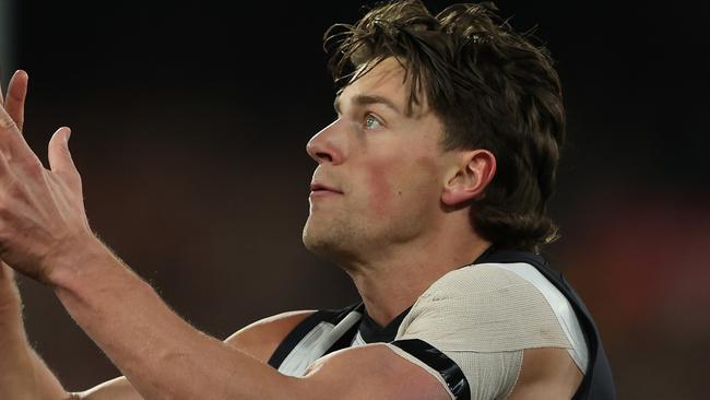 MELBOURNE, AUSTRALIA - SEPTEMBER 22: Patrick Lipinski of the Magpies takes the ball during the AFL First Preliminary Final match between Collingwood Magpies and Greater Western Sydney Giants at Melbourne Cricket Ground, on September 22, 2023, in Melbourne, Australia. (Photo by Robert Cianflone/AFL Photos/via Getty Images)