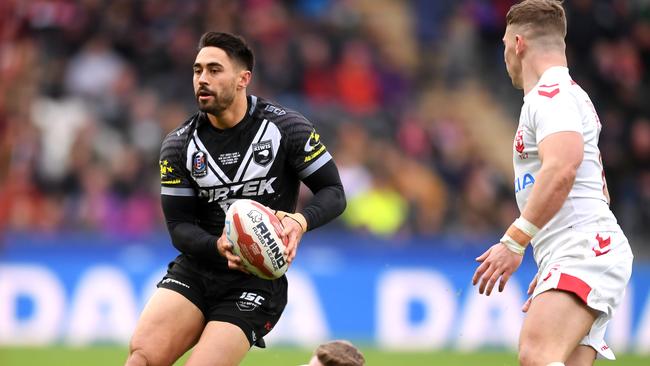 Shaun Johnson of New Zealand breaks away from the tackle of Elliott Whitehead of England during the International Series match between England and New Zealand at KCOM Stadium on October 27, 2018 in Hull, England. (Photo by Laurence Griffiths/Getty Images)