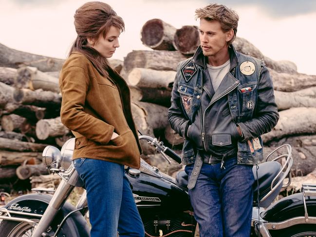 (L to R) Jodie Comer as Kathy and Austin Butler as Benny in director Jeff Nichols' THE BIKERIDERS, a Focus Features release. Credit: Kyle Kaplan/Focus Features. © 2024 Focus Features. All Rights Reserved.