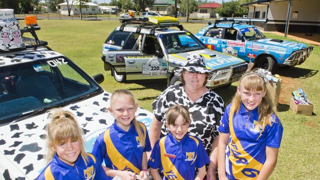 Road Boss Rally entrant Deb Turner with (from left) Abby Taylor, Kamarli Turnbull, Layla Hall and Maddison Gollan. Year 6 Oakey State School students collected Christmas presents to be distributed by the GIVIT charity after collection by Road Boss Rally teams. Monday, 26th Nov, 2018.