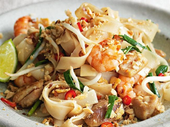 This pad Thai mixes chicken and prawns.