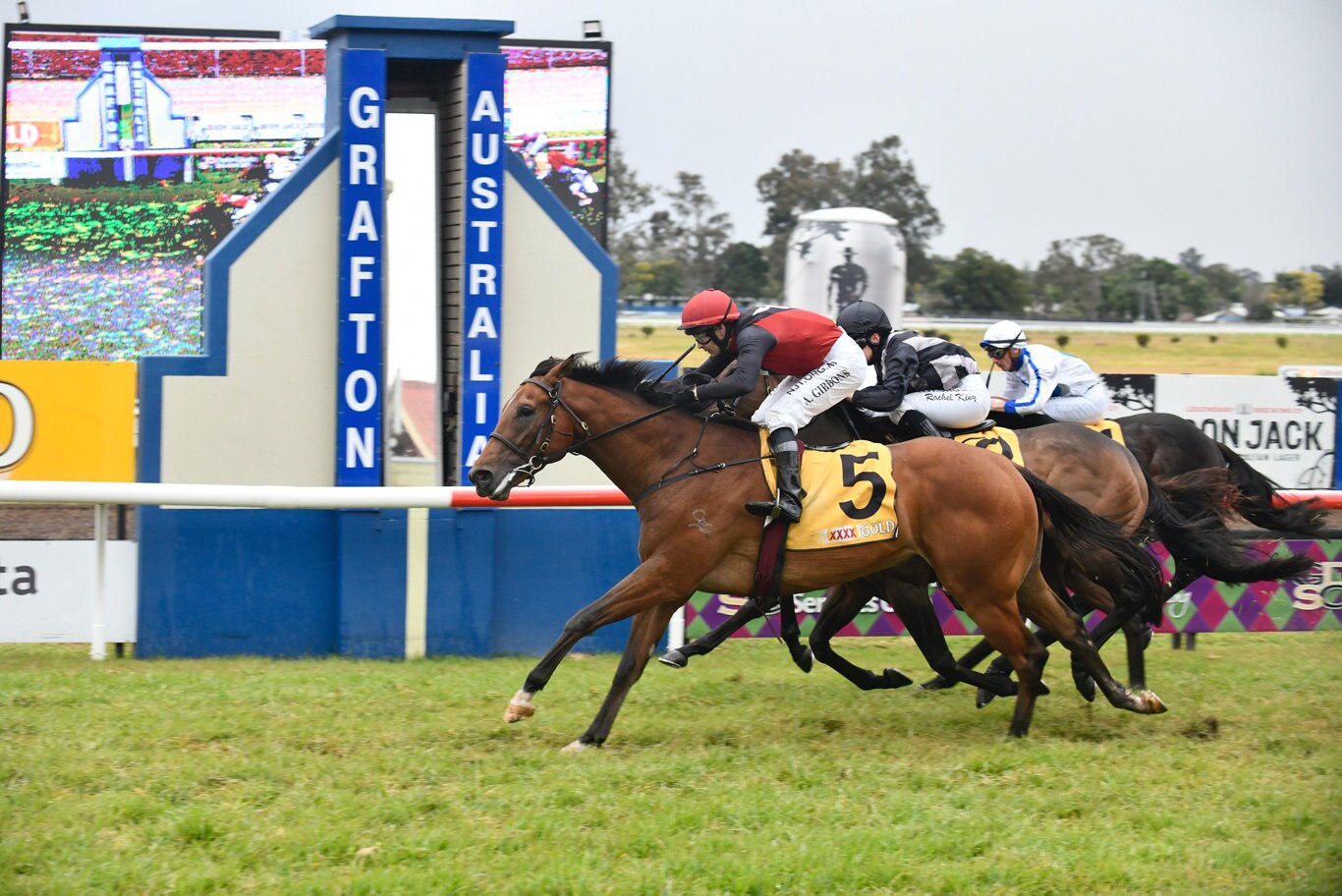 After some early trouble in the barriers before the race started, Michael Costa trained Reus stormed home late to take out the $80,000 Tursa Grafton Guineas (1600m).