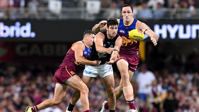 BRISBANE, AUSTRALIA - MARCH 08: George Hewett of the Blues gets a handball away during AFL Opening Round match between Brisbane Lions and Carlton Blues at The Gabba, on March 08, 2024, in Brisbane, Australia. (Photo by Bradley Kanaris/Getty Images)