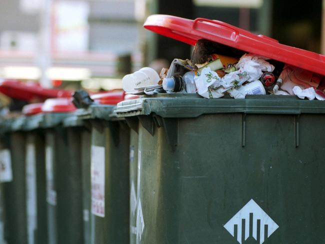 06/04/2004 NEWS: Rubbish bins are overloaded in the city as Melbourne City and Yarra councils strike. Wheelie bins. Garbage bins.