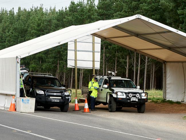 SA Police at the border checkpoint between South Australia and Victoria near Mt Gambier. Picture Frank Monger