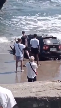 "You can't park there!": Bali tourist slammed for selfie