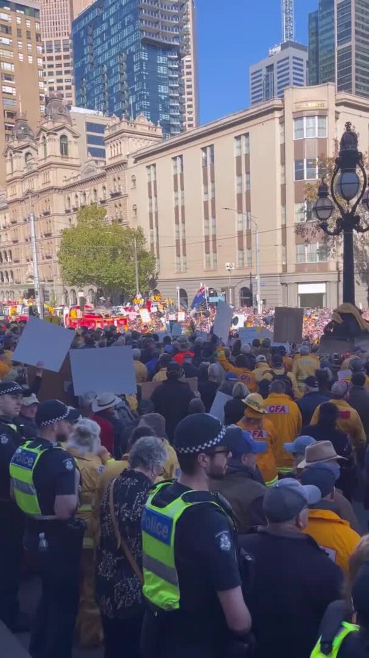 Firefighters, farmers meet on the steps of parliament against the ESVF