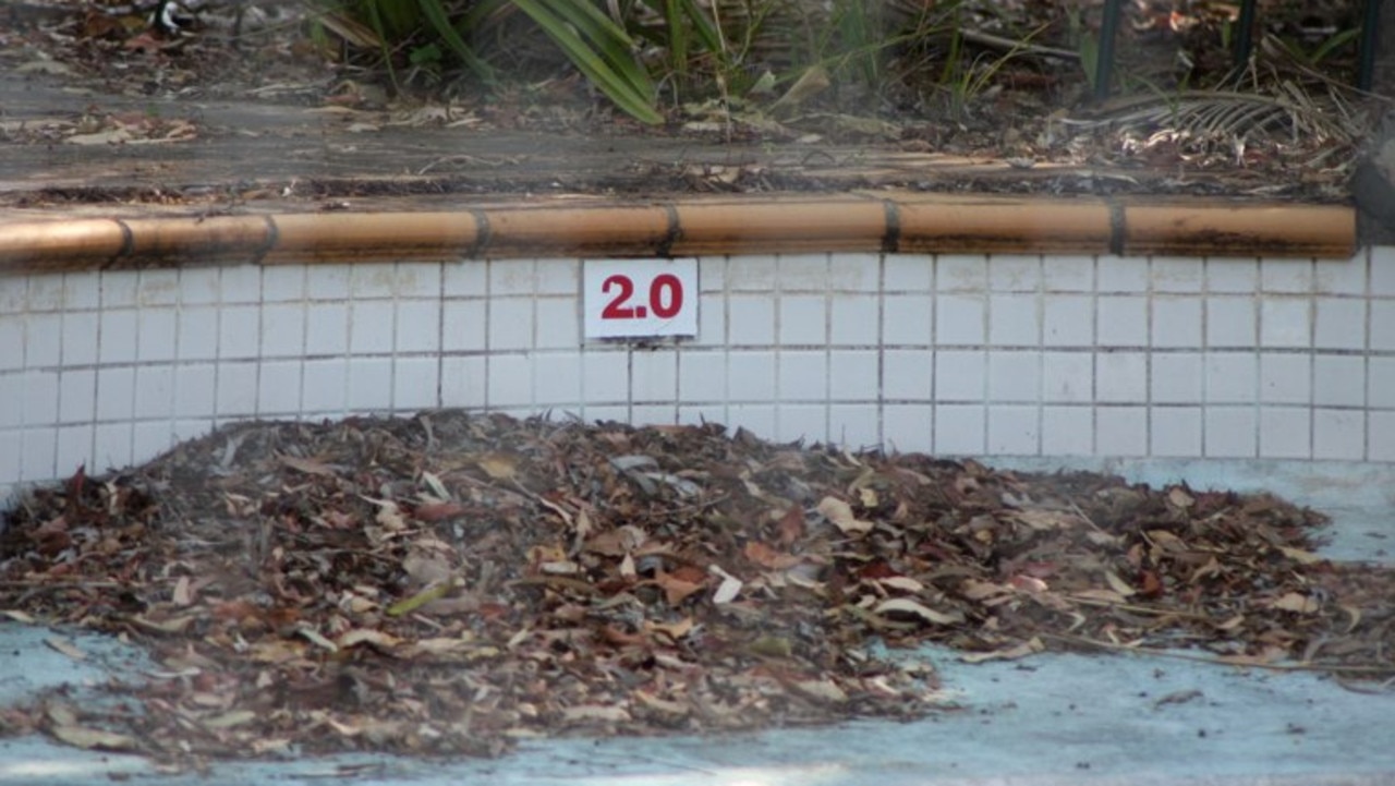 The filthy pool at Laguna Quays now.