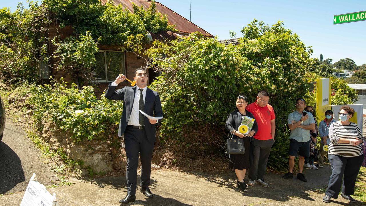 Auctioneer Alex Pattaro drops the gavel at the auction. Picture: Julian Andrews