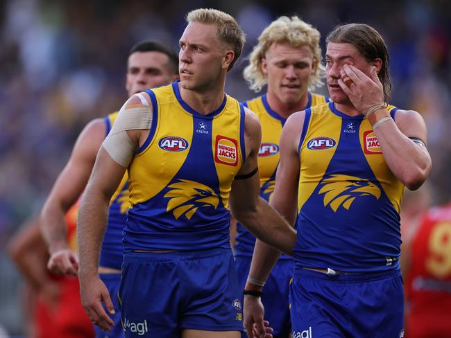 Oscar Allen and Harley Reid walk off at half time. Picture: Paul Kane/Getty Images.