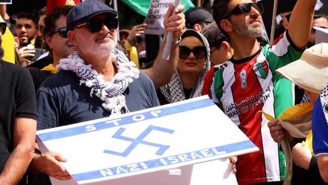 Alan Yazbek with the alleged sign at a pro-Palestinian rally in Sydney on Sunday. Picture: NewsWire / Damian Shaw