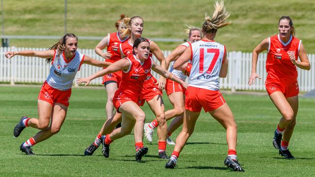 Swans White (Sydney) vs. Swans Red (HCC/NNSW). Photos: Merrillie Redden