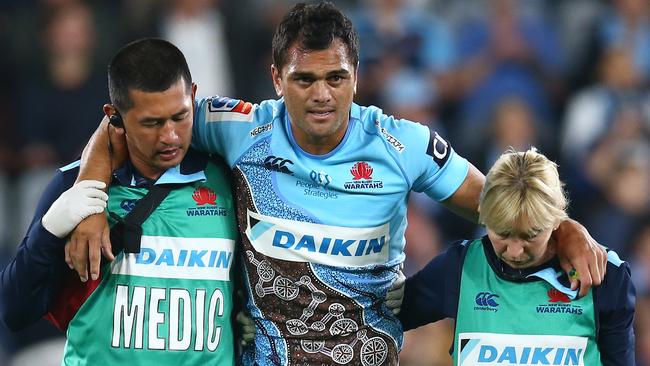 SYDNEY, AUSTRALIA - MAY 25: Karmichael Hunt of the Waratahs is assisted from the field injured during the round 15 Super Rugby match between the Waratahs and the Jaguares at Bankwest Stadium on May 25, 2019 in Sydney, Australia. (Photo by Jason McCawley/Getty Images)