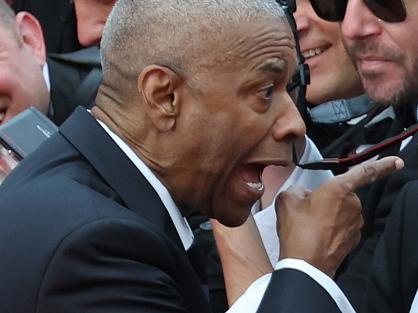 Star screams at photographer on red carpet