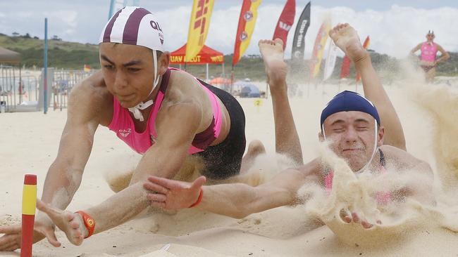 L to R: Zeke Zimmerle from QLD beats Harrison Scurrah from Victoria in the Pathway Male Beach Flags.