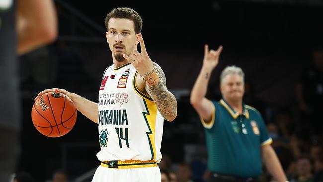 MELBOURNE, AUSTRALIA - APRIL 17: Josh Adams of the JackJumpers and JackJumpers head coachÃ¢â&#130;¬Å½ Scott Roth (R) gesture to teammates during the round 20 NBL match between South East Melbourne Phoenix and Tasmania Jackjumpers at John Cain Arena on April 17, 2022, in Melbourne, Australia. (Photo by Daniel Pockett/Getty Images)