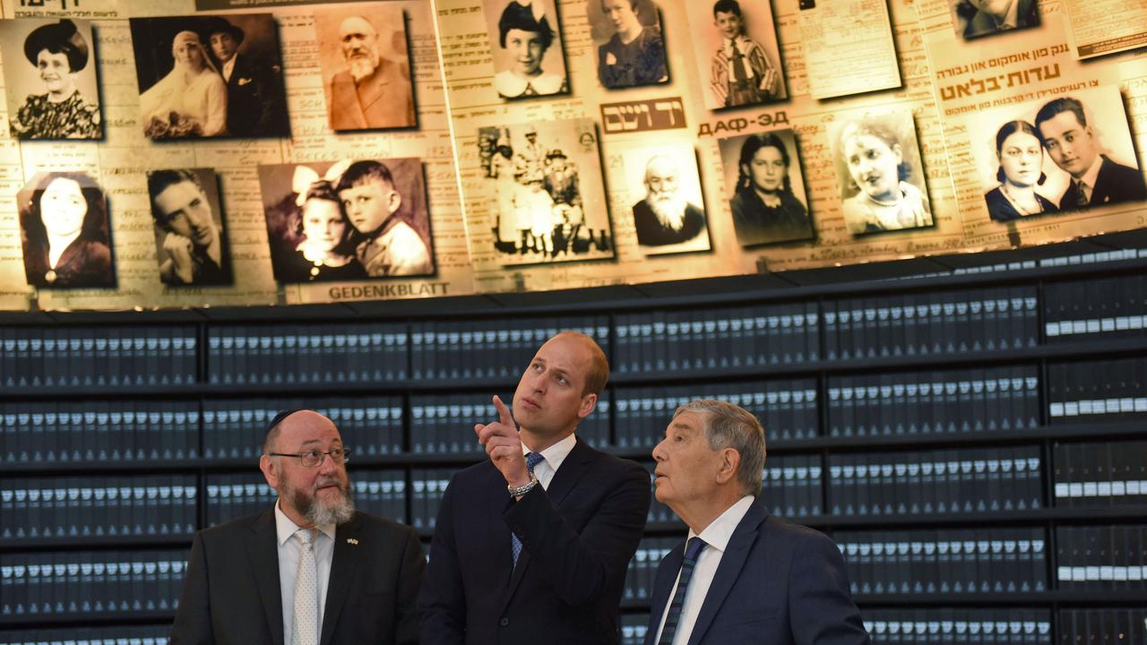 Britain's Prince William (C), Chief Rabbi Ephraim Mirvis of the United Congregations of the Commonwealth (L) and chairman of Yad Vashem Avner Shalev, tours the Yad Vashem Holocaust memorial in Jerusalem on June 26, 2018 in Jerusalem. / AFP PHOTO / POOL / DEBBIE HILL