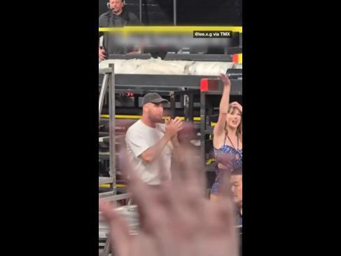 Fans go crazy for Taylor & Travis in Dublin