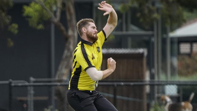 Jake Harrington bowling for Seaford. Picture: Valeriu Campan