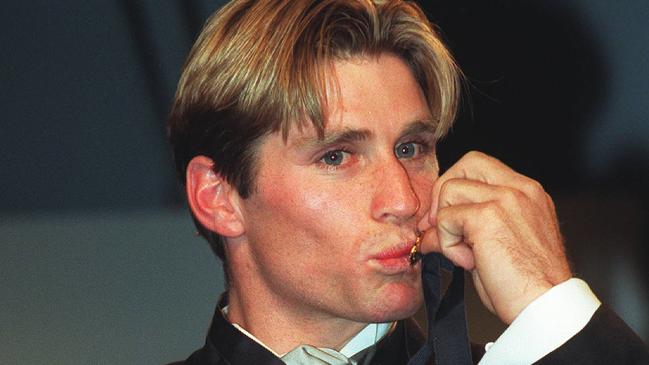 Footballer Shane Crawford kissing medal after winning 1999 Brownlow Medal award 20 Sep 1999.