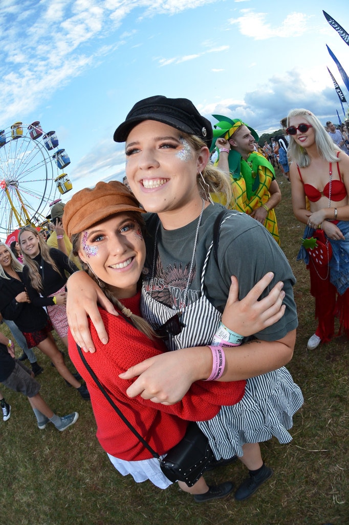 Big Pineapple Music Festival. Amy Van Strien and Kara Marsh.