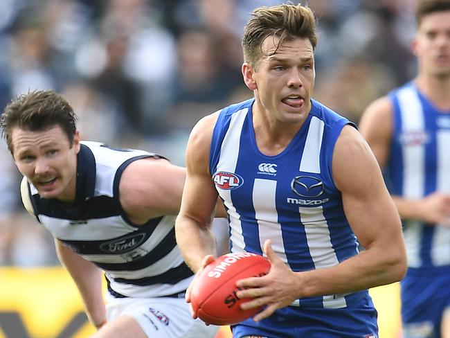 Shaun Higgins of the Kangaroos (centre) is seen in action during the Round 12 AFL match between the Geelong Cats and the North Melbourne Kangaroos at GMHBA Stadium in Geelong, Saturday, June 9, 2018. (AAP Image/Julian Smith) NO ARCHIVING, EDITORIAL USE ONLY