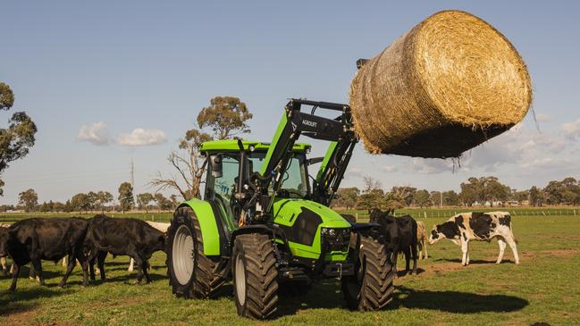 The 126hp Deutz Fahr 5125G HD slides in above the 5105 (102hp) and 5115 (109hp) in the 5G Series range.