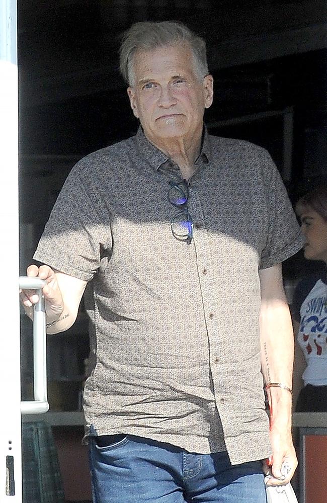 This popular sitcom star looked unrecognisable when stepping out to lunch solo at iconic Hollywood diner Swingers in August. Picture: Jeff Rayner / Coleman-Rayner