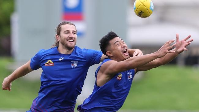 Lin Jong battles Marcus Bontempelli for the ball.