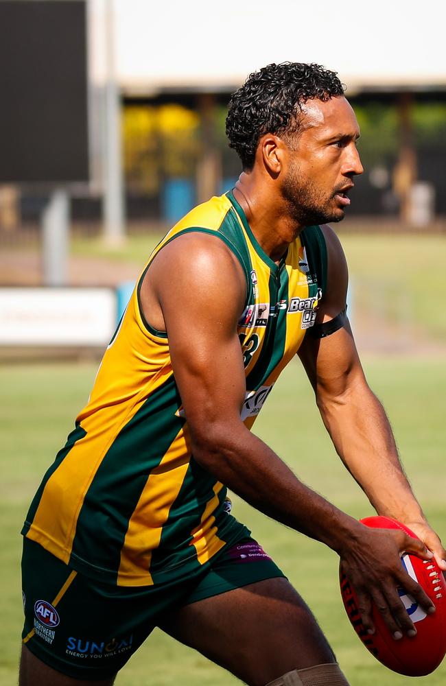 Thomas Motlop playing for PINT in the 2023-24 NTFL season. Picture: Celina Whan / AFLNT Media