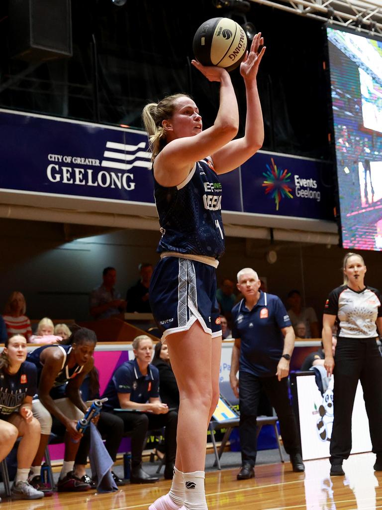 GEELONG, AUSTRALIA - OCTOBER 30: Keely Froling of Geelong United shoots during the round one WNBL match between Geelong United and Townsville Fire at The Geelong Arena, on October 30, 2024, in Geelong, Australia. (Photo by Kelly Defina/Getty Images)