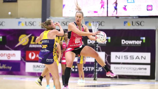 SUNSHINE COAST, AUSTRALIA – AUGUST 23: Chelsea Pitman of the Thunderbirds catches the ball during the round six Super Netball match between the Sunshine Coast Lightning and the Adelaide Thunderbirds at University of Sunshine Coast Stadium on August 23, 2020 in Sunshine Coast, Australia. (Photo by Jono Searle/Getty Images)