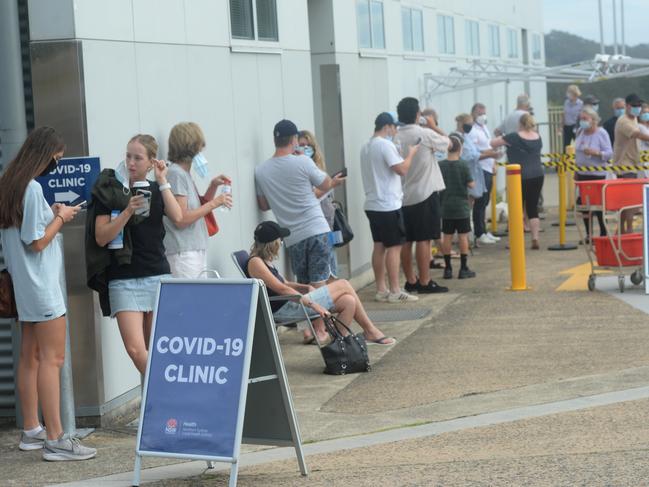 Northern Beaches local residents line up at Mona Vale hospital for a COVID-19 test . Picture: NCA NewsWire / Jeremy Piper