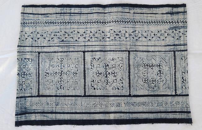 <b>Japanese textile: </b>This is hand-dyed linen with an Indonesian batik pattern. The colours are so deep and beautiful, they remain strong even after being washed many times. 