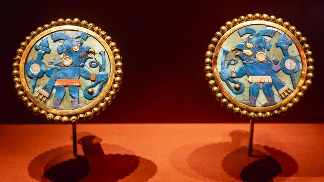 Earflares with mosaic bird-warriors made of gold, turquoise, mother-of-pearl and Spondylus shell. From the Moche culture (100 - 800 CE). Museo Larco, Lima-Peru.