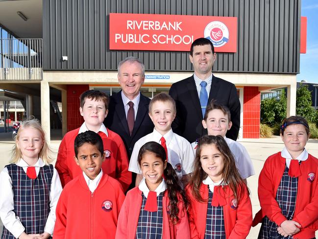 Riverstone MP Kevin Connolly (top L) with Riverbank Public School assistant principal Grant Rimmer and students. (AAP IMAGE / Troy Snook)