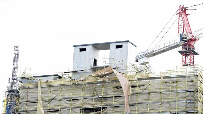 POLICE spent hours talking the woman down from the scaffolding of Lismore Base Hospital. Photo Marc Stapelberg / The Northern Star. Picture: Marc Stapelberg