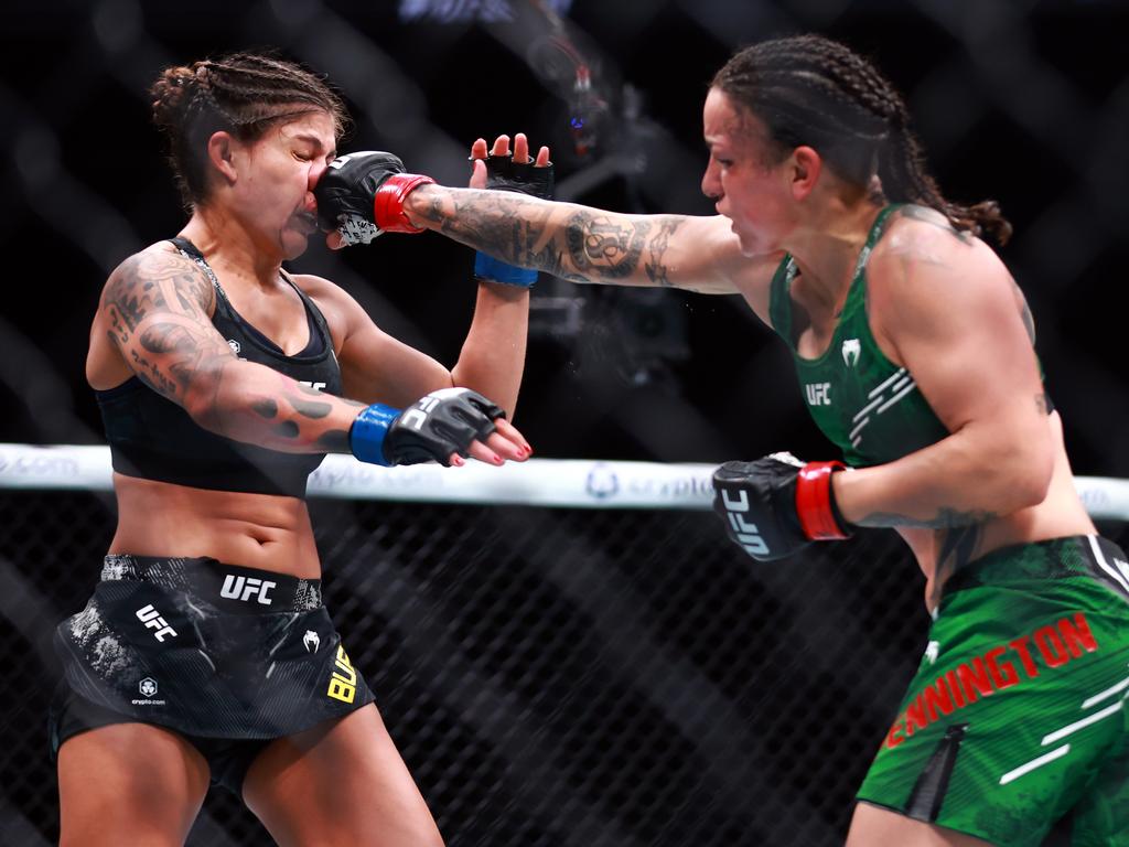 Pennington (R) lands one on Mayra Bueno Silva’s nose. Picture: Vaughn Ridley/Getty Images