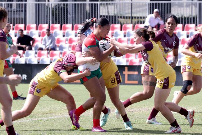 Lilliani Nati (carrying the ball). Photo Steve Pohlner