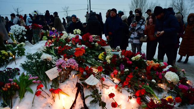 People pay tribute to Navalny at a makeshift memorial outside the Borisovo cemetery following his funeral ceremony in Moscow's district of Maryino.