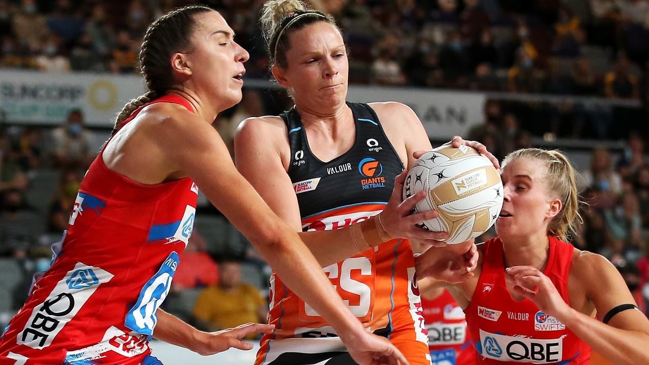 Jo Harten of the Giants wins the ball under pressure from Sarah Klau (left) and Maddy Turner (right) of the Swifts. Photo: Getty Images