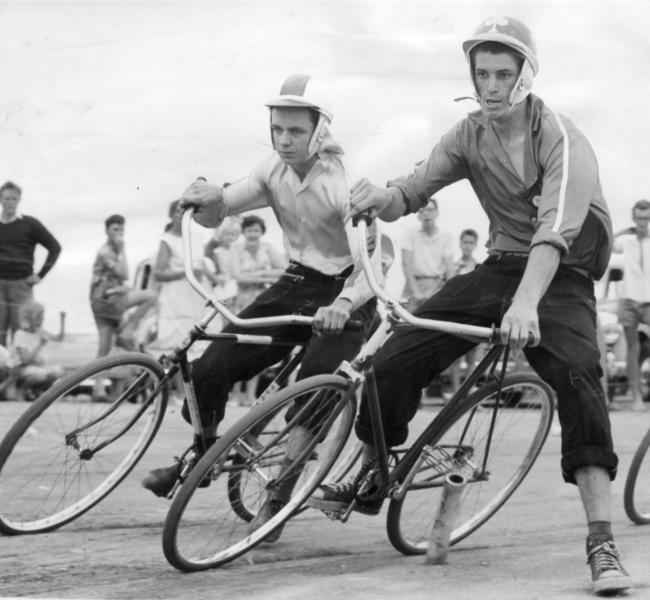 P. Green takes the inside line on W. Lind as they compete for places on the Australian team for the 1960 world championships in England, in 1960.